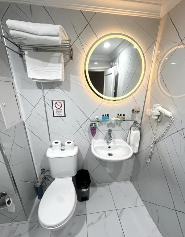 Doppelzimmer, Stadtblick | Badezimmer