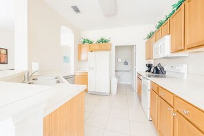 Fridge, microwave, oven, stovetop - Private Pool: 4BR Near Disney & Games Room & Roku TV (Davenport)