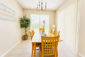 Dining - Private Pool: 4BR Near Disney & Games Room & Roku TV (Davenport)