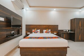Desk, blackout curtains, iron/ironing board, free WiFi - Hotel Vihara Inn (Bengaluru)