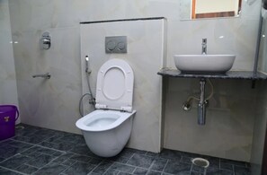Club Double Room, City View | Bathroom - Hotel Vihara Inn (Bengaluru)