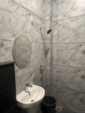 Shower, towels, soap - Hotel Temple Way (Amritsar)