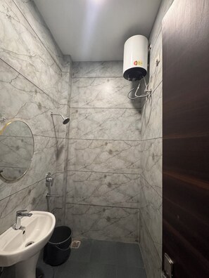 Shower, towels, soap - Hotel Temple Way (Amritsar)