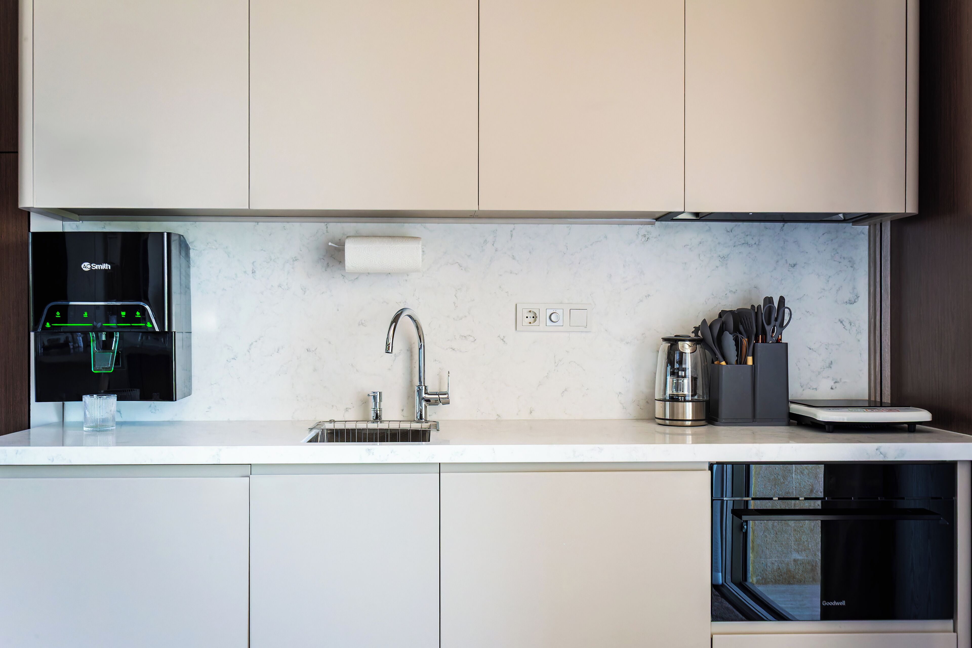 Mini-fridge, microwave, oven, stovetop