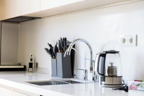 Apartemen, pemandangan kota | Dapur pribadi | Lemari es kecil, microwave, oven, dan kompor