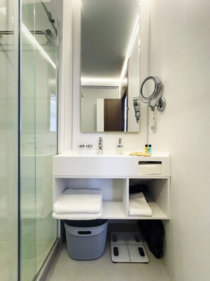Shower, pengering rambut, sandal, dan handuk
