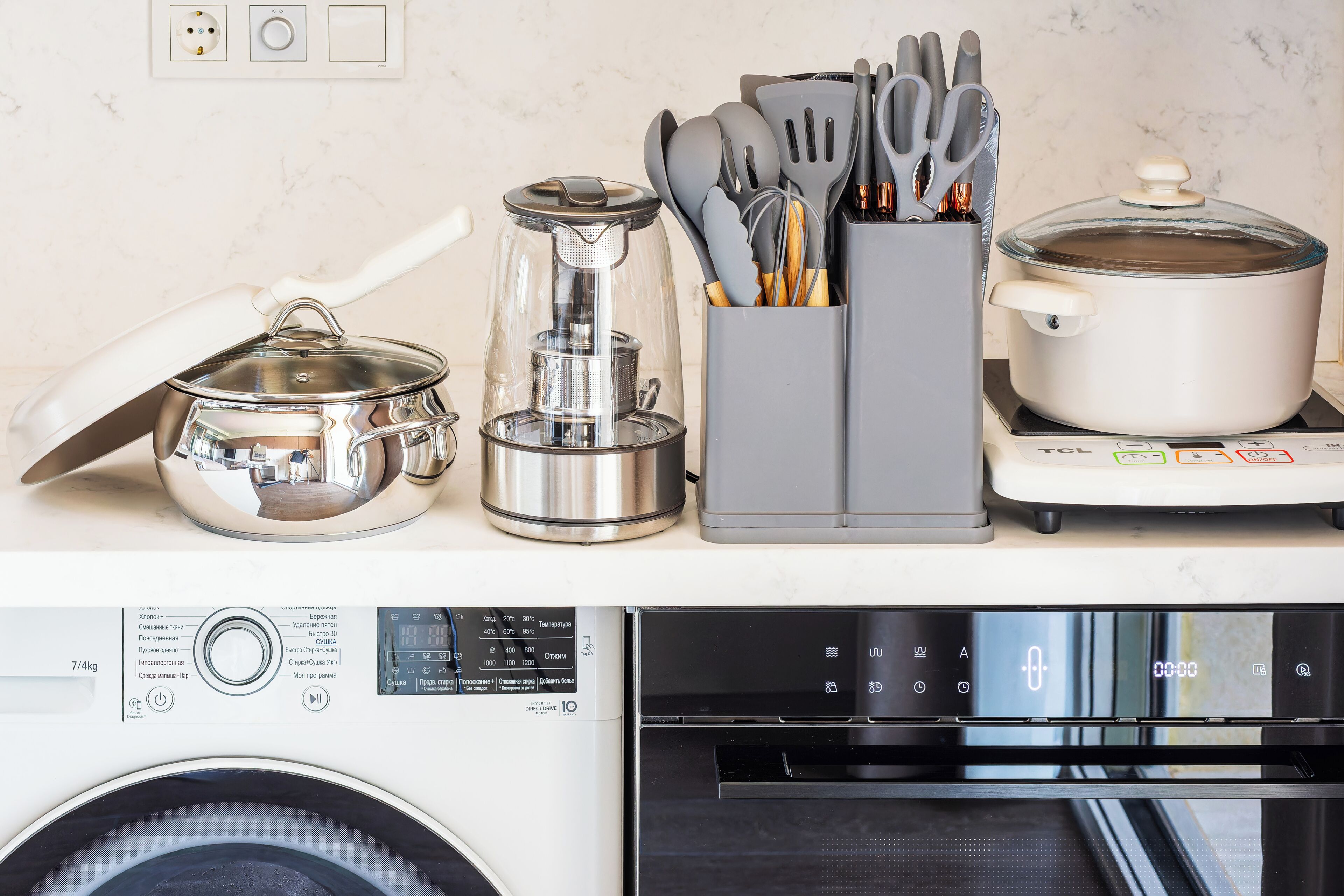 Mini-fridge, microwave, oven, stovetop