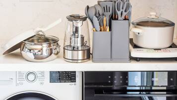 Mini-fridge, microwave, oven, stovetop