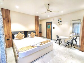 Phòng đôi Deluxe, quang cảnh thành phố | Bàn, khu vực làm việc phù hợp cho laptop, bàn ủi/dụng cụ ủi quần áo 
