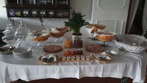 A buffet table with various food items, serving utensils, and containers. - Room 'Camera Rosa' with Mountain View, Wi-Fi and Air Conditioning (Pontecagnano Faiano)