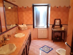Bathroom - Room 'Camera Rosa' with Mountain View, Wi-Fi and Air Conditioning (Pontecagnano Faiano)