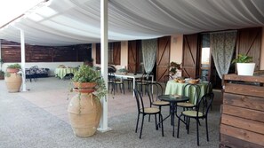 Outdoor dining - Room 'Camera Rosa' with Mountain View, Wi-Fi and Air Conditioning (Pontecagnano Faiano)