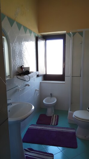 Bathroom - Room 'Camera Verde' with Sea View, Wi-Fi and Air Conditioning (Pontecagnano Faiano)