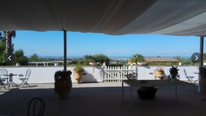 Outdoor dining - Room 'Camera Verde' with Sea View, Wi-Fi and Air Conditioning (Pontecagnano Faiano)