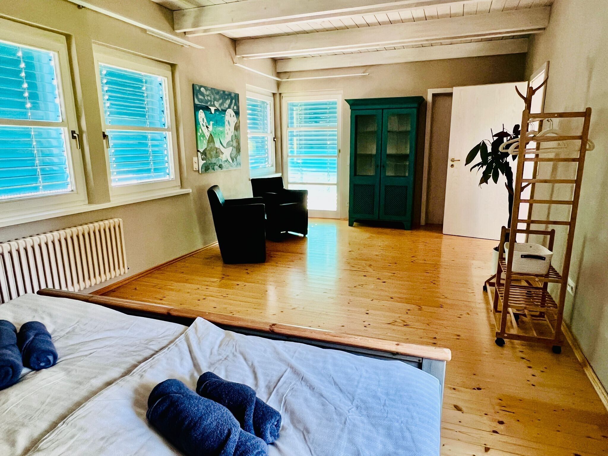 Iron/ironing board, WiFi, bed sheets