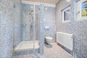 Douche, séchoir à cheveux, serviettes fournies