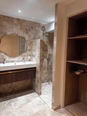 Regadera, toallas, jabón, papel de baño 