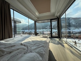 Habitación panorámica doble, balcón, vistas a la montaña | Escritorio, espacio para trabajar con un portátil, wifi gratis