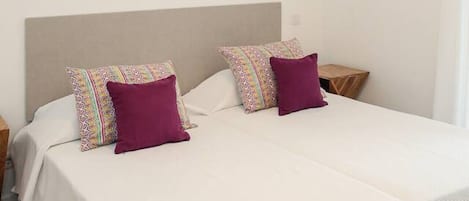 Desk, iron/ironing board, WiFi, bed sheets