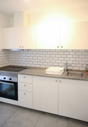 Coffee/tea maker, fridge, microwave, oven - Cozy apartment in the heart of Faro (Faro)