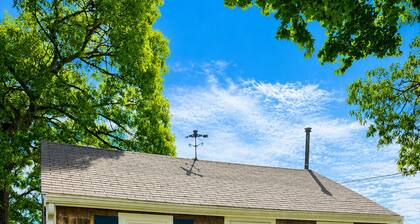 Fabulous 2-bedroom Waterfront Cottage in Hamilton Beach, the perfect getaway