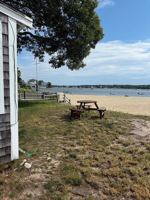 Outdoor dining - Fabulous 2-bedroom  Waterfront Cottage in Hamilton Beach, the perfect  getaway (Wareham)