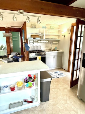 Private kitchen - Fabulous 2-bedroom  Waterfront Cottage in Hamilton Beach, the perfect  getaway (Wareham)
