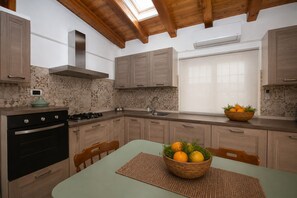 Cafetera y tetera, refrigerador, microondas y horno 