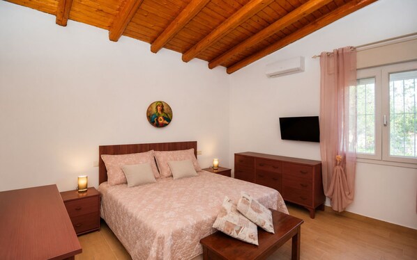 2 habitaciones, tabla de planchar con plancha y cuna de viaje 