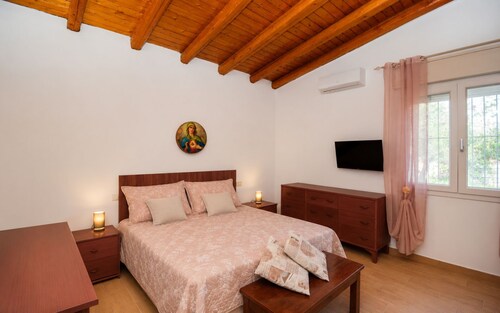 Beautiful private villa with private pool, WIFI, A/C, TV, patio, pets allowed and panoramic view
