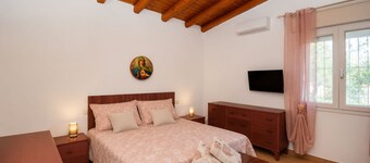Beautiful private villa with private pool, WIFI, A/C, TV, patio, pets allowed and panoramic view
