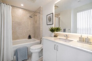 Standardzimmer | Badezimmer | Kostenlose Toilettenartikel, Haartrockner, Handtücher, Seife