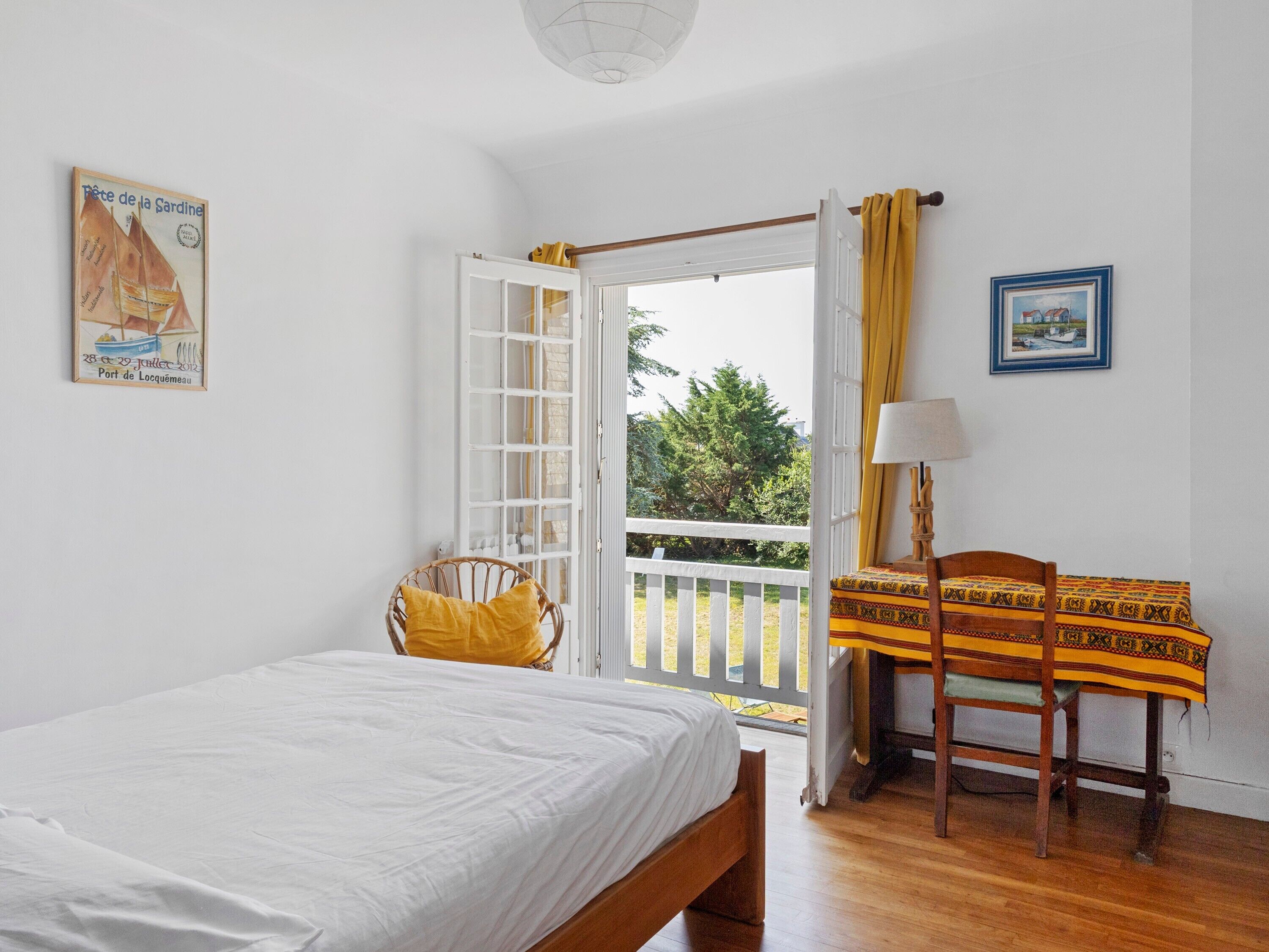 7 bedrooms, WiFi, bed sheets