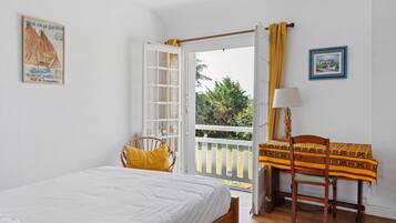 7 bedrooms, WiFi, bed sheets