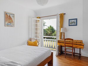 7 bedrooms, WiFi, bed sheets - Holiday Home "Villa Ty Mabo" with Private Terrace, Garden and Wi-Fi (Trébeurden)