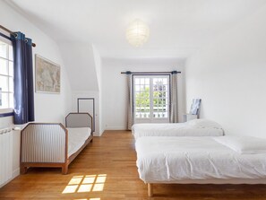 7 bedrooms, WiFi, bed sheets - Holiday Home "Villa Ty Mabo" with Private Terrace, Garden and Wi-Fi (Trébeurden)