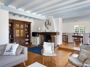 TV, DVD player, stereo - Holiday Home "Villa Ty Mabo" with Private Terrace, Garden and Wi-Fi (Trébeurden)