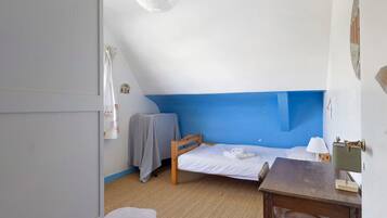 7 bedrooms, WiFi, bed sheets