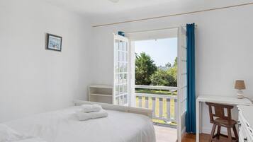 7 bedrooms, WiFi, bed sheets