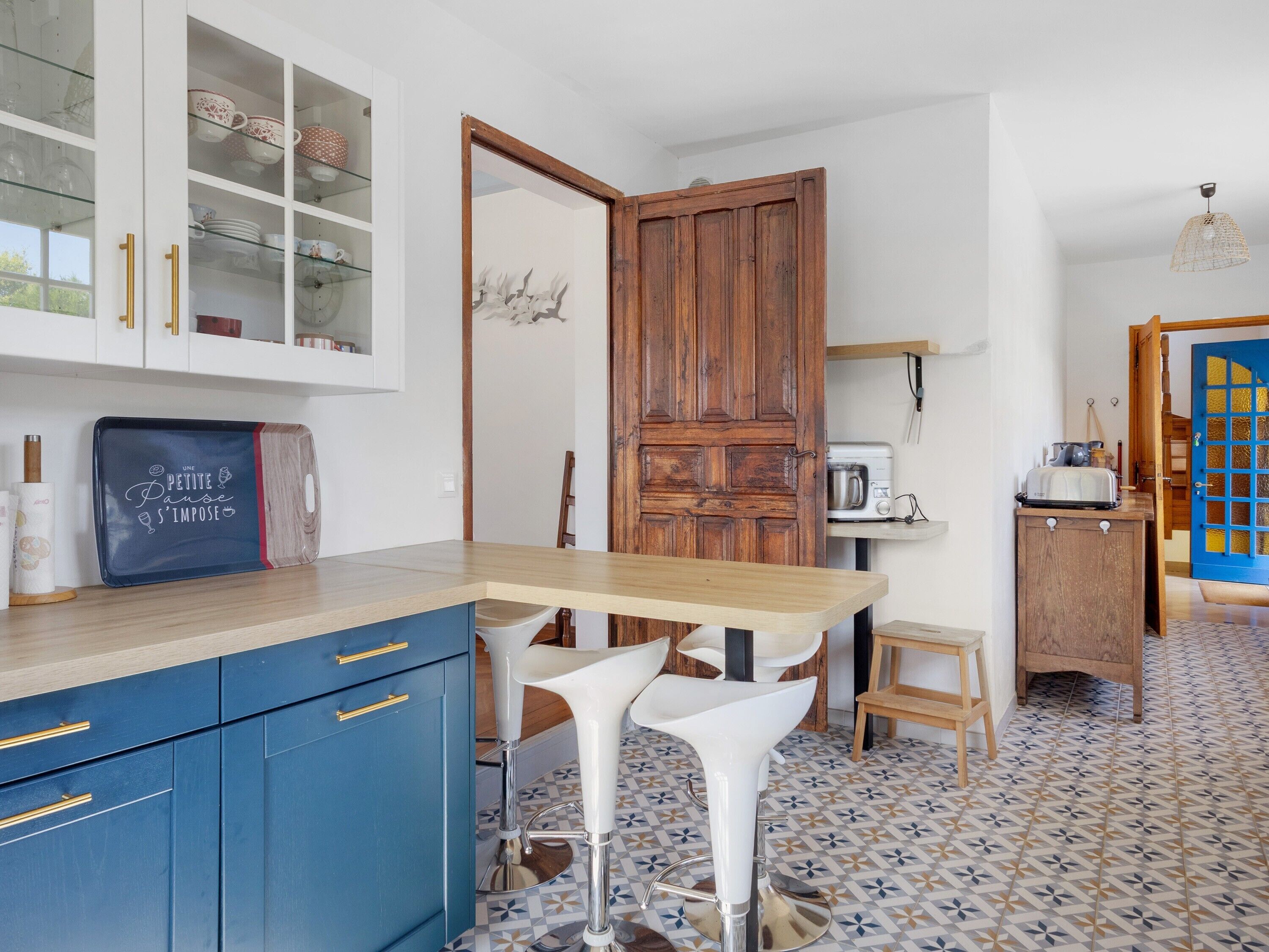 Cafetière-théière, réfrigérateur, four à micro-ondes, un four