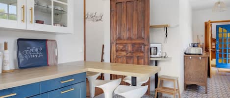 Wasserkocher mit Kaffee-/Teezubehör, Kühlschrank, Mikrowelle, Ofen