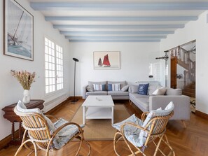 TV, DVD player, stereo - Holiday Home "Villa Ty Mabo" with Private Terrace, Garden and Wi-Fi (Trébeurden)