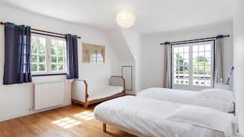 7 bedrooms, WiFi, bed sheets