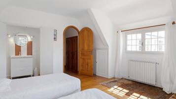 7 bedrooms, WiFi, bed sheets
