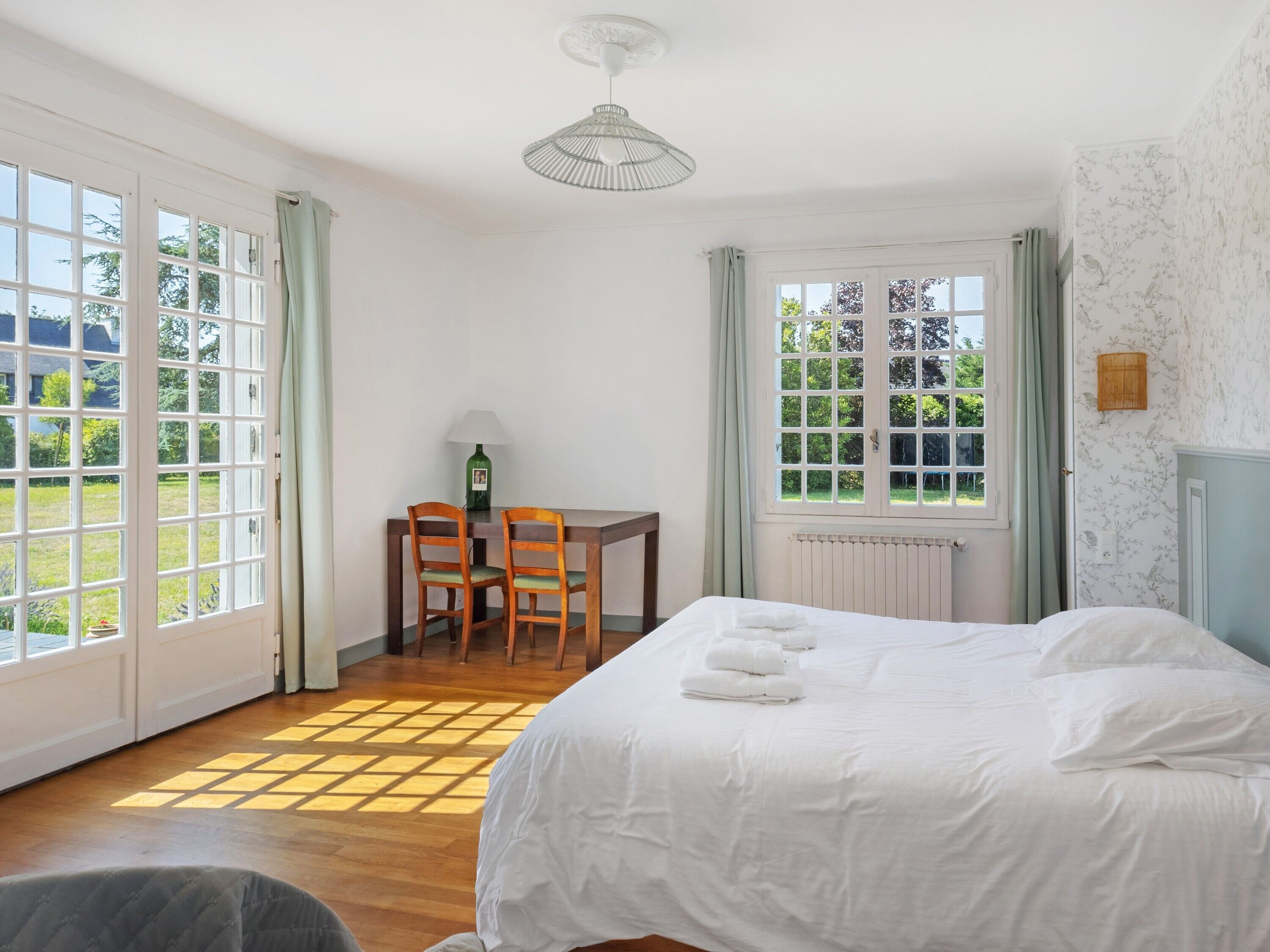 7 bedrooms, WiFi, bed sheets