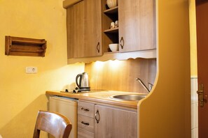 Comfort-huoneisto, parveke, vuoristonäköala | Yksityinen keittiö | Vedenkeitin