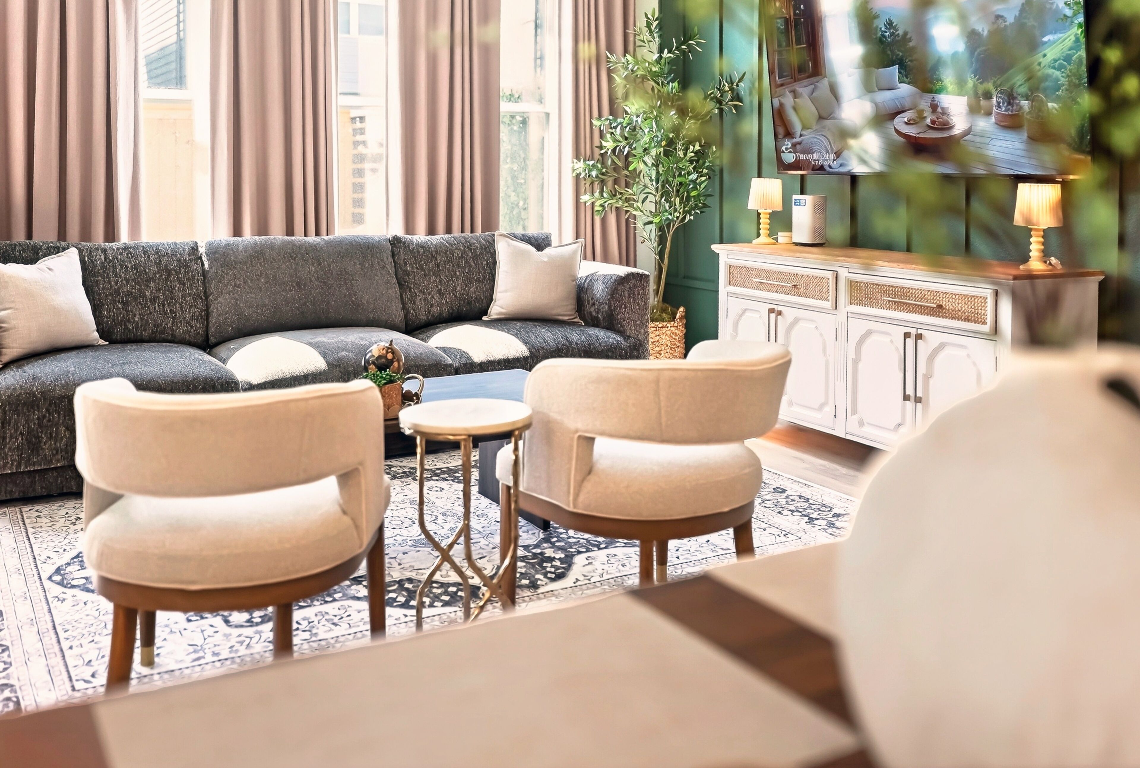 Ein Wohnzimmer mit einer Couch, zwei Sesseln, einem kleinen Tisch und einem Schrank.