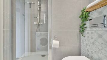 Dusche, Haartrockner, Handtücher, Shampoo