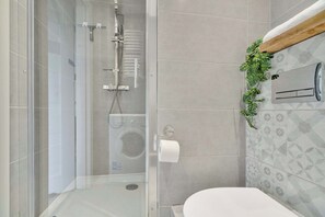 Shower, hair dryer, towels, shampoo