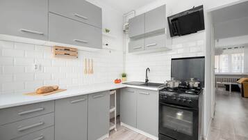 Kühlschrank, Ofen, Herdplatte, Wasserkocher